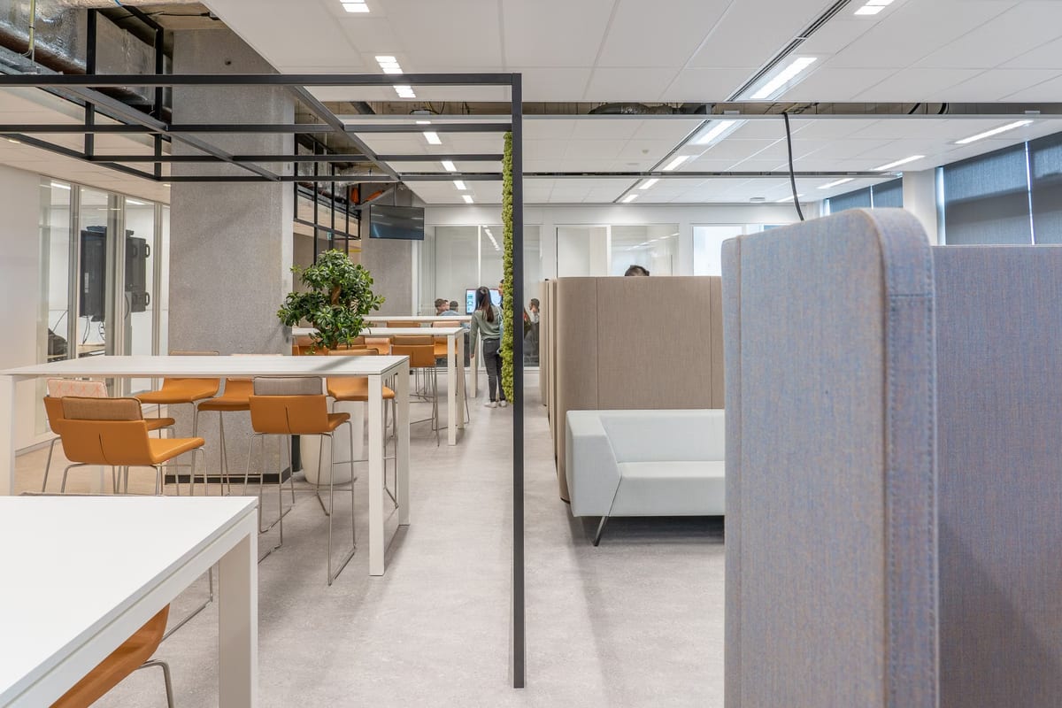 Quand l'open space devient modulable : la leçon des cloisons en bois pour votre stratégie web