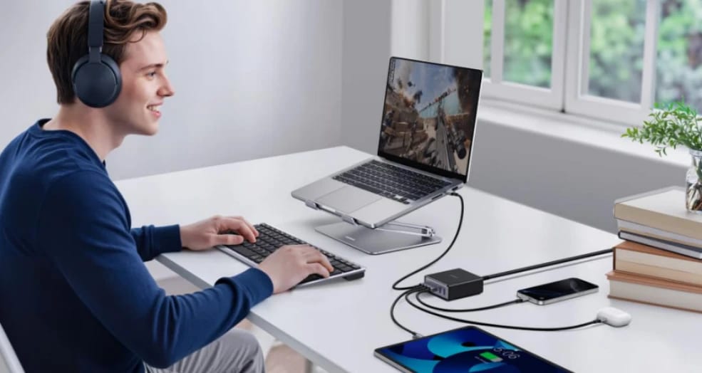MacBook en travail hybride : faut-il laisser un chargeur au bureau et un autre à la maison ?